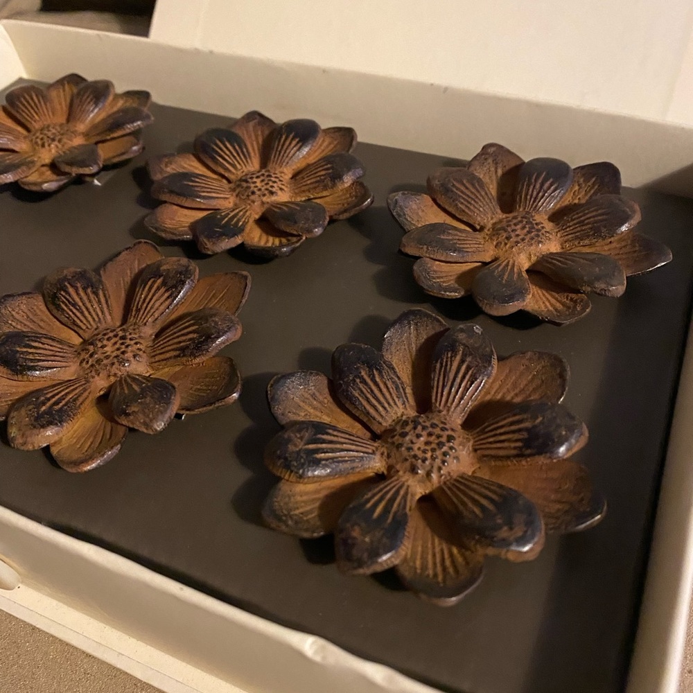 Pottery Barn Metal Flower Napkin Rings Set 6 Brown Floral Table Decor - Picture 4 of 5